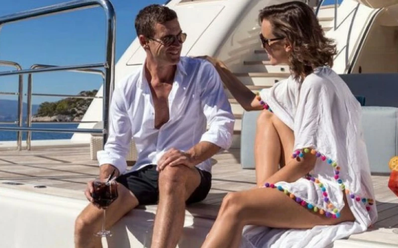 <p><meta charset="utf-8" />Arrange a romantic encounter</p>